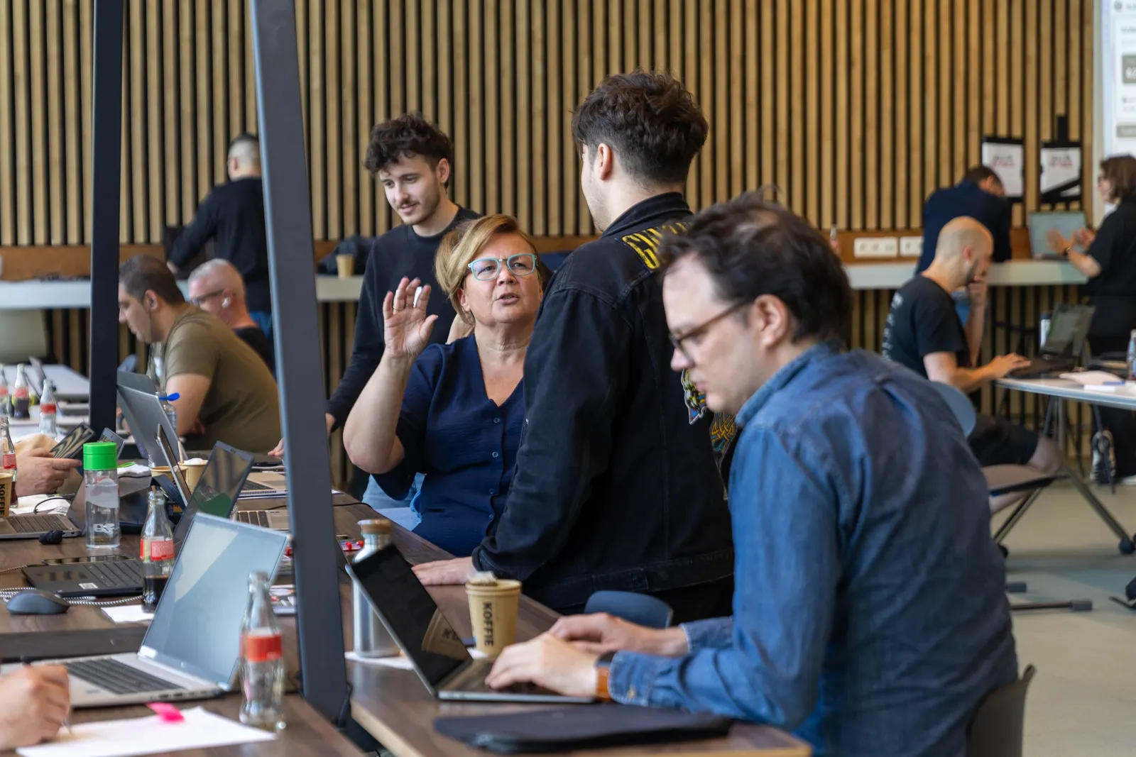Een deelnemer en maker bespreken een uitdaging tijdens een hackathon.