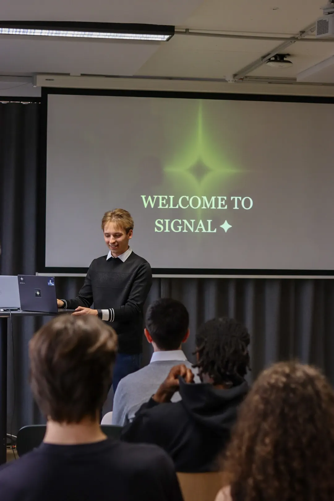 Een volle zaal tijdens een SIGNAL-meetup van northstar