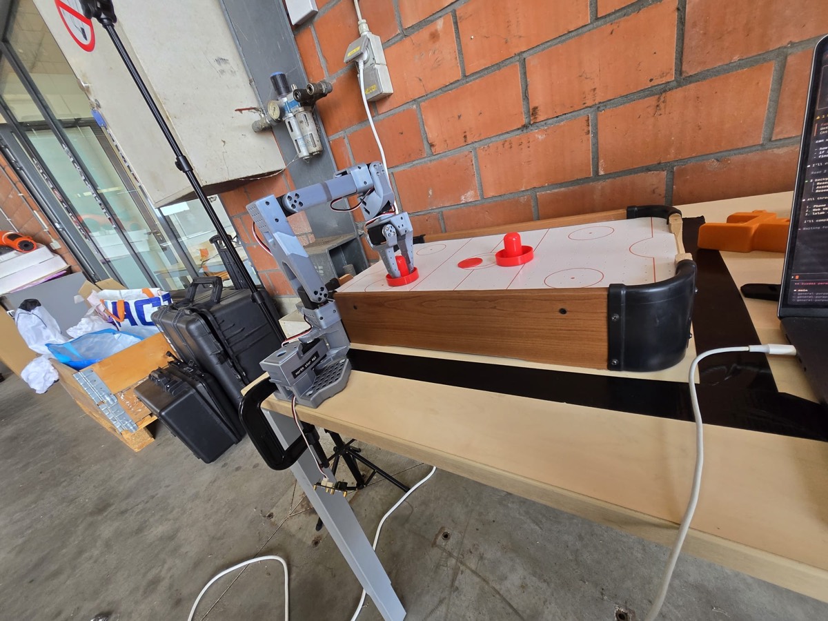 Robot arm learning table air hockey